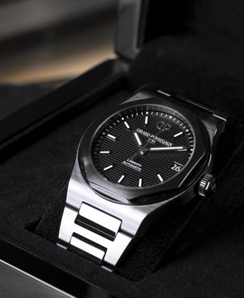 GIRARD PERREGAUX Laureato