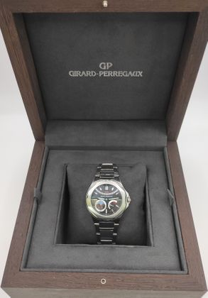 GIRARD PERREGAUX Laureato EVO3 Grande Date